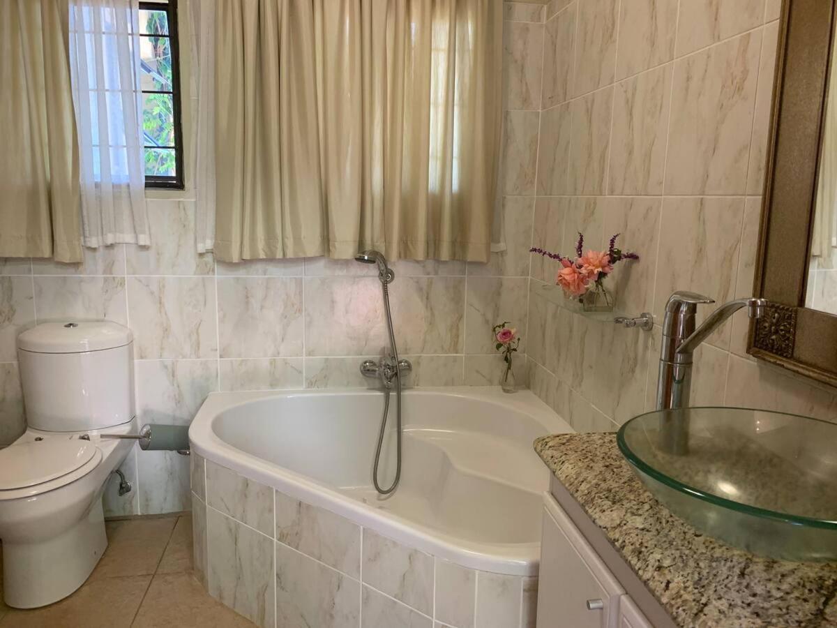Mountain Rose Guesthouse หลุยส์ทริคาร์ดท์ ภายนอก รูปภาพ